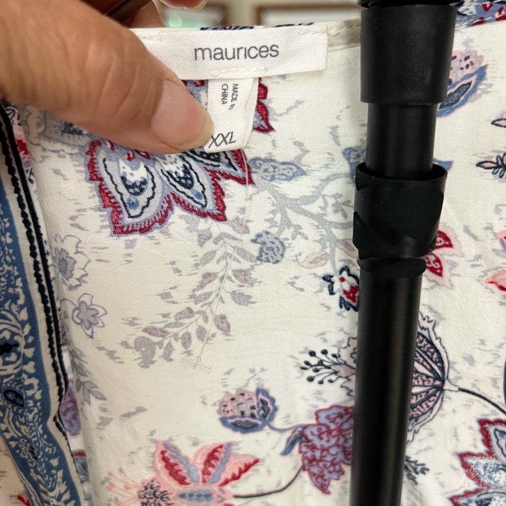 Maurice’s Lightweight Floral Kimono Cardigan blouse in White, Blue & Burgundy - Picture 4 of 7